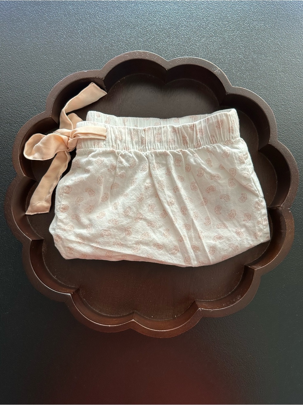 What Old Navy Beige & White Paisley Printed Pajama Shorts With Bow Size M